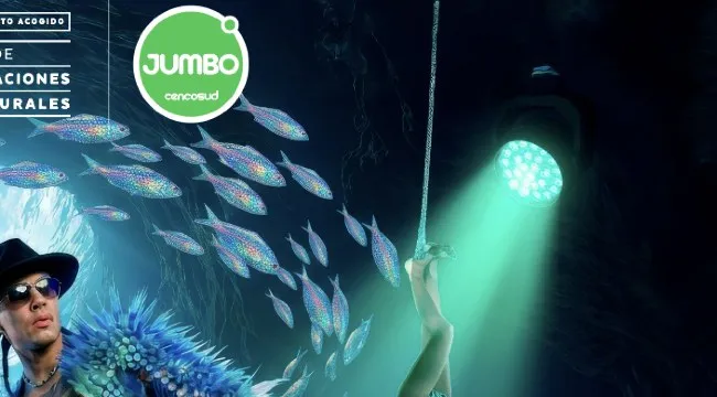 Cardumen de peces iridiscentes cruzando la gruta submarina del show.